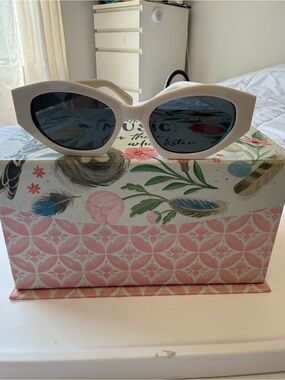 New- oversized geometric Cat-Eye Sunglasses/ retro fashion statement, shades
